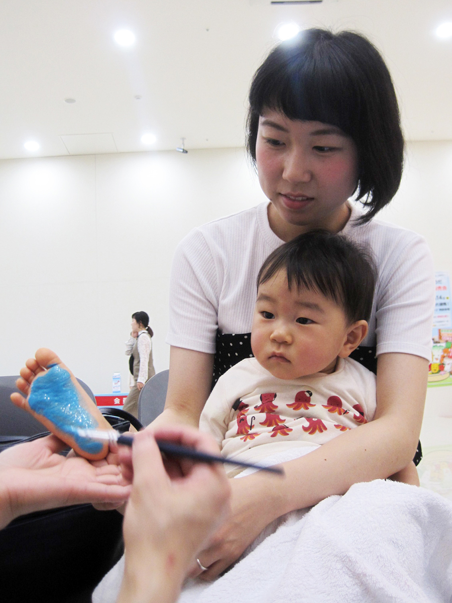 赤ちゃんの足形プレート