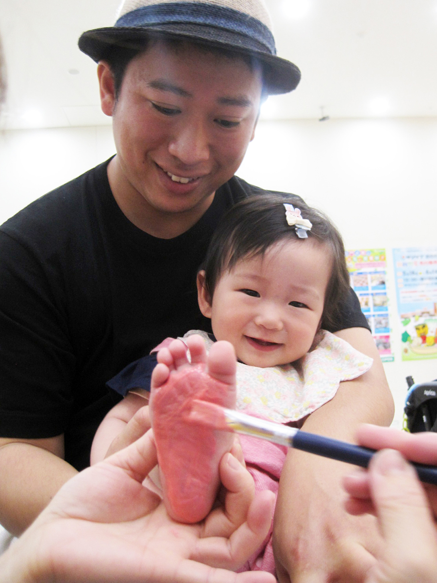 赤ちゃんの足形プレート